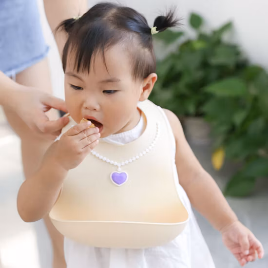 Trendige Lätzchen aus lebensmittelechtem Silikon, individuelle Speicheltaschen für Babys